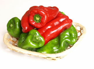 赤と緑のピーマン、 完熟ピーマン、赤いピーマン、熟したピーマン