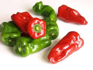 赤と緑のピーマン、 完熟ピーマン、赤いピーマン、熟したピーマン