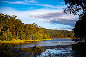 Naklejka premium beautiful sunset over enoggera reservoir in brisbane, queensland, australia; 