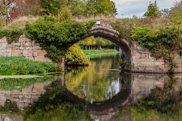 Fototapeta na wymiar Old Bridge over River Avon at Warwick Castle, Warwick, England