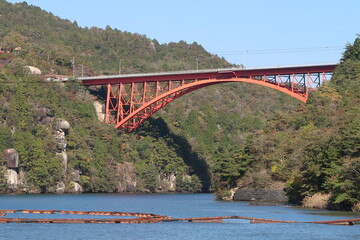 湖に架かる赤い橋
