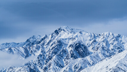 冬の白馬村　冠雪した北アルプス © RATM