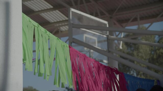 Patio escolar decorado con papel picado