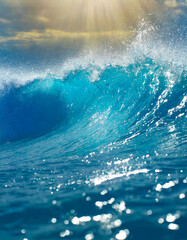 波しぶきをあげて打ち寄せる大波