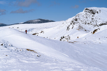 Fototapeta na wymiar 雪山登山　雪山の稜線を歩く登山者