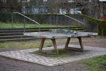 Alte Tischtennisplatte auf einem Spielplatz