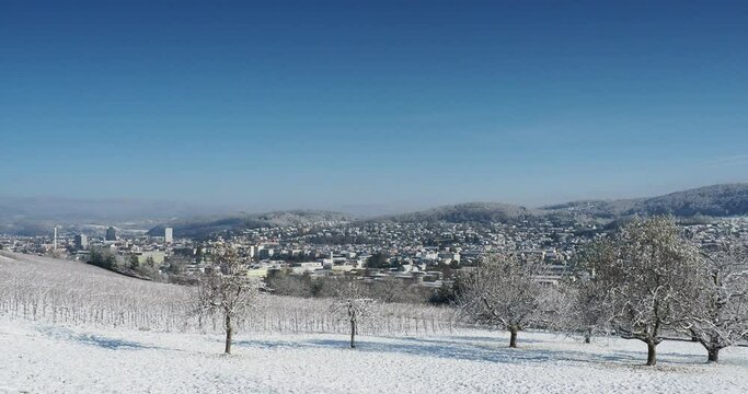 Die Stadt L&ouml;rrach bis zum Wiesental im Schwarzwald (Baden-w&uuml;rttemberg) unter einer dicken Schneeschicht, vom Tullinger H&uuml;gelland aus gesehen
