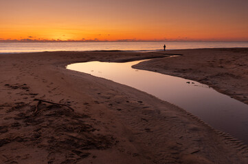 朝焼けの河原子海岸に打ち寄せる波