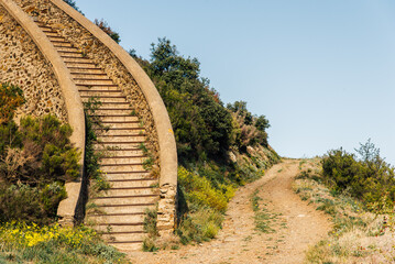 Escaliers dans les Pyrénées Orientales. Escalier en colimaçon à Collioure. Choix de vie. chemin ou escaliers - obrazy, fototapety, plakaty