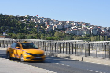 A car driving at speed on the Eyup Sultan Bay road in Türkiye