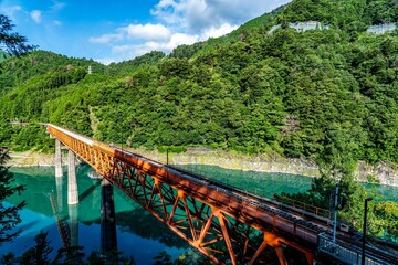 Fototapeta na wymiar 山奥の湖に架かる鉄橋