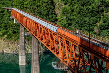 山奥の湖に架かる鉄橋