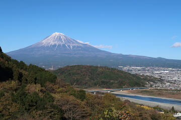 Fototapeta premium 川越しに見る富士山