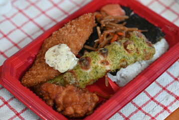 白身のフライとちくわの磯部上げののった海苔弁当