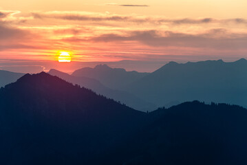 Sonnenaufgang hinter der Kampenwand in den Chiemgauer Alpen, Tirol, Österreich