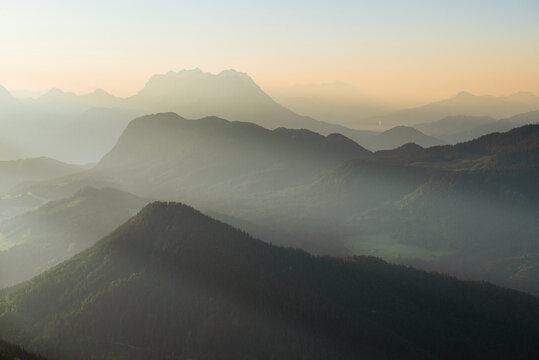 Sonnenaufgang &uuml;ber dem Thierseetal, Pendling und dem Kaisergebirge, Tirol, &Ouml;sterreich