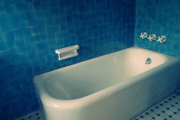 バスタブと青いタイル