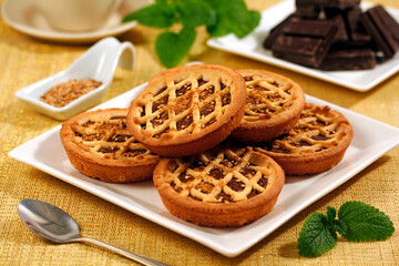 Tartlets with chocolate cream and sesame.