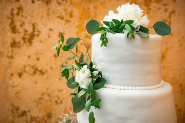 Wedding cake, simple and beautiful with flowers and eucaliptus.
