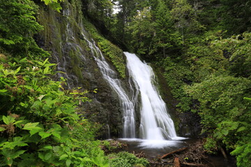 Obraz premium 北海道の男鹿の滝、斜里岳の南側、斜里川林道の奥深く、うっそうと茂る大自然の中、斜里川上流五ノ沢に高さ25mの滝があります。