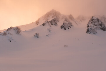 幻想的な冬山の景色