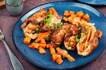 Meat roll with apples and sweet potatoes.