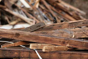 Bauschutt, altes Bauholz bei einem Gebäudeabriss