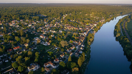 Vue aérienne d'un village en bord de rivière (Thomery, Seine et Marne, et la Seine)