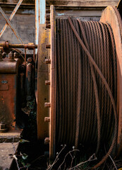 Machine industrielle avec du câble rouillé dans une ancienne mine de charbon à Saint-Etienne (France)