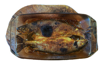 Dwie upieczone ryby, pstrągi w szklanym, żaroodpornym, prostokątnym naczyniu do pieczenia...