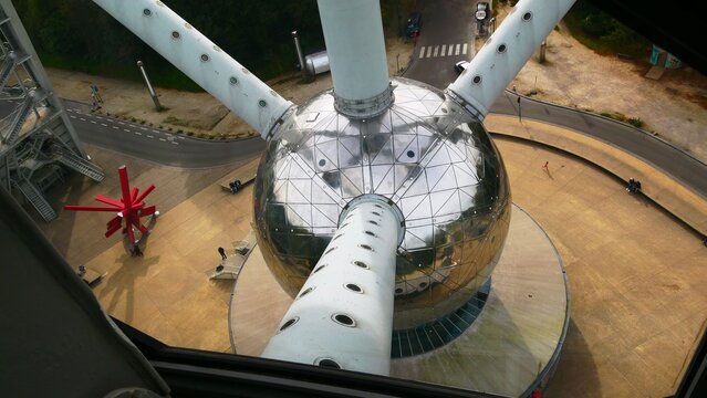 Vue sur le parvis du haut des sph&egrave;res de l'Atomium de Bruxelles exposition universelle de 1958 en Belgique. Europe