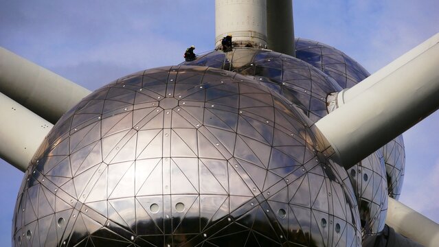 Ouvriers de maintenance sur les sphères de l'Atomium de Bruxelles exposition universelle 1958 Belgique.