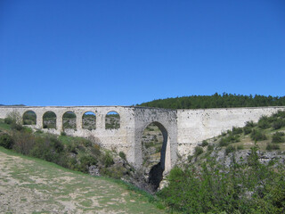 Fototapeta na wymiar incekaya aqueduct, Observation platform just outside of Safranbolu. Aqueduct originally built in Byzantine times. Turkey