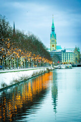 Blick entlang des weihnachtlich beleuchteten Ballindamms in Richtung Rathaus in Hamburg,...