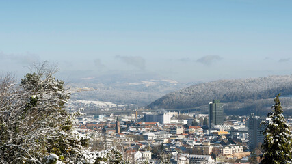 Blick auf L&ouml;rrach vom Rehberger-Weg. Im Norden liegt das Wiesental, umgeben von den schneebedeckten Gipfeln des Schwarzwaldes