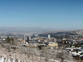 Blick auf Lörrach vom Rehberger-Weg. Im Norden liegt das Wiesental, umgeben von den schneebedeckten Gipfeln des Schwarzwaldes