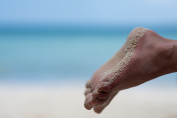 砂のついた子供の足