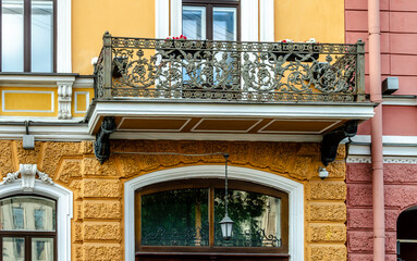 Fototapeta na wymiar The wall of an old building with a balcony.