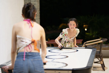 エアーホッケーをする親子