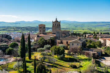 Obraz na płótnie Canvas Medieval churches and towers with mountainous landscape in the background in the Unesco city of Trujillo, Spain