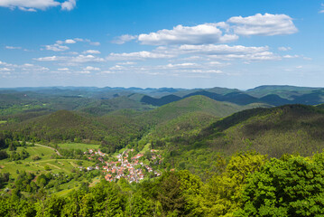 Blick von der Wegelnburg auf das Dorf Nothweiler in den grünen Wäldern des Wasgau und das Pfälzer Bergland im Frühling, Rheinland-Pfalz, Deutschland