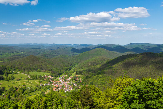 Blick von der Wegelnburg auf das Dorf Nothweiler in den gr&uuml;nen W&auml;ldern des Wasgau und das Pf&auml;lzer Bergland im Fr&uuml;hling, Rheinland-Pfalz, Deutschland