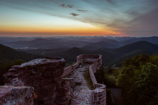Morgend&auml;mmerung &uuml;ber der Ruine Wegelnburg und dem Pf&auml;lzer Bergland, Rheinland Pfalz, Deutschland