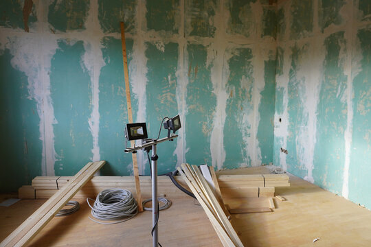 Verschiedene Baumaterialien liegen auf einer Baustelle in einem Haus