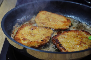 Schnitzel braten in einer Pfanne