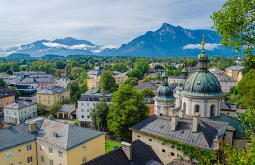 Altstadt von Salzburg mit der Pfarrkirche St. Erhard und Bergpanorama - obrazy, fototapety, plakaty