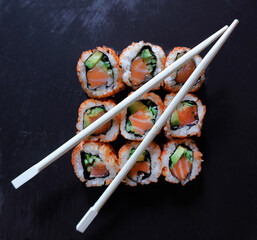 cibo giapponese sushi con bacchette, japanese food sushi with chopsticks - 750066304