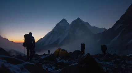 Crédence de cuisine en verre imprimé Everest Stunning view of Mount Everest from Base Camp, climbers silhouettes at dawn