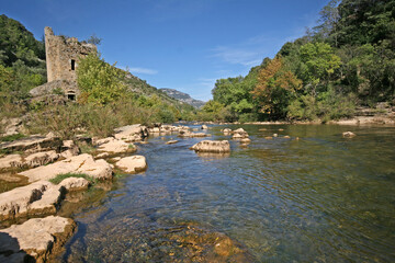 Fototapeta premium Gorges de l'Hérault, fleuve côtier en Languedoc, garrigues, fleuve méditerranéen, Saint Guilhem le Désert, Occitanie , Sud de la France