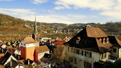 Arrestturm und Kirchturm in  Calw im Schwarzwald an sonnigem Frühlingstag mit herrlicher Aussicht